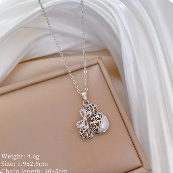 Elegant 925 Sterling Silver Minnie Mouse Pendant Necklace - Picture 2 of 5